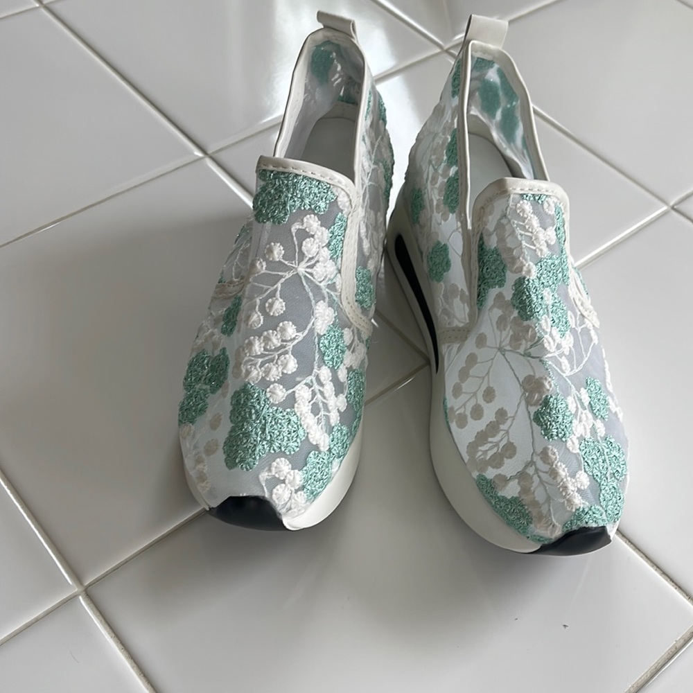 Super cute light weight shoes size 7